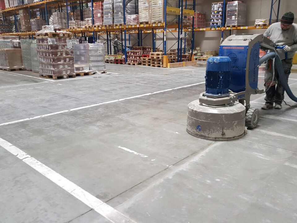 szlifowanie posadzki betonowej narzędziami diamentowymi