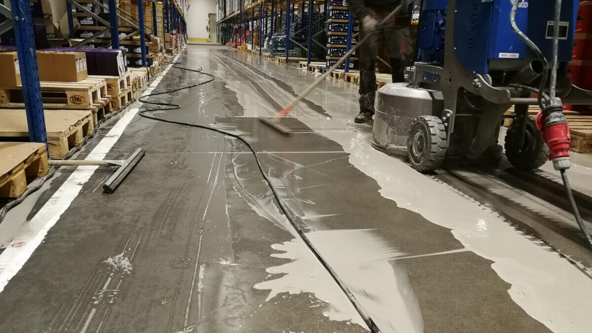 polerowanie betonu na mokro i na sucho - porównanie procesów powierzchniowej obróbki betonu