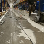 polerowanie betonu na mokro i na sucho - porównanie procesów powierzchniowej obróbki betonu