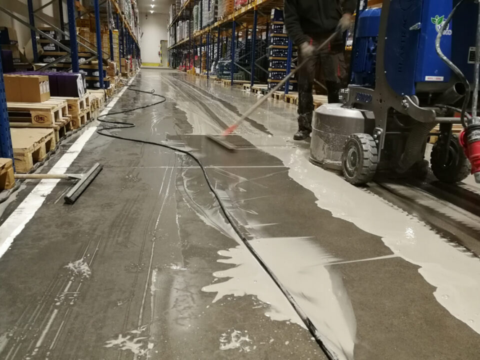 polerowanie betonu na mokro i na sucho - porównanie procesów powierzchniowej obróbki betonu