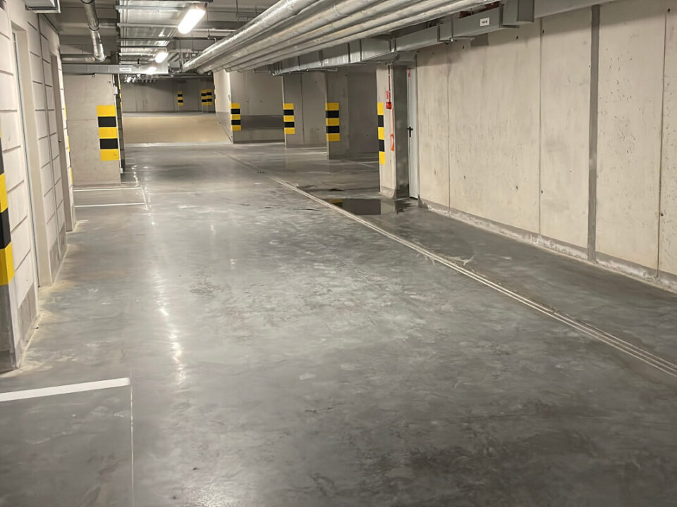utrzymanie czystości posadzki betonowej w garażu, jej czyszczenie, pielęgnacja i konserwacja