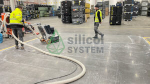 Szkolenie z polerowania betonu na betonowej posadzce przemysłowej w centrum dystrybucyjnym