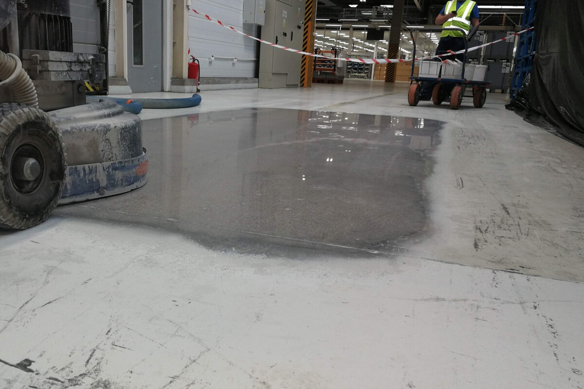 pole próbne - polerowany beton - szlifowanie, impregnacja i polerowanie betonu