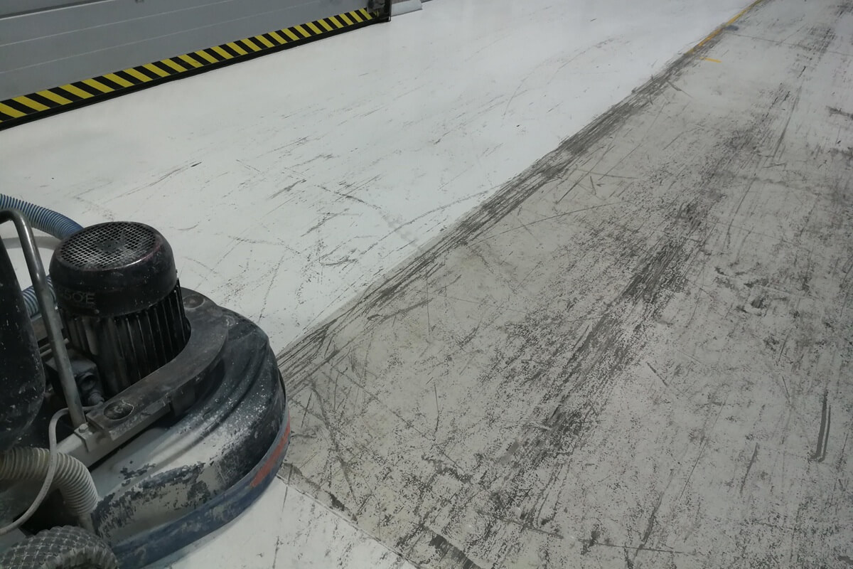 próba technologiczna - beton polerowany. pierwszy etap: usuwanie powłoki żywicznej