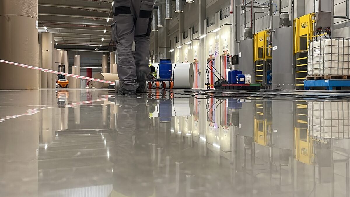 regenracja posadzki na czynnym zakładzie - bez wyłączeń, bez przestoju, bez chaosu