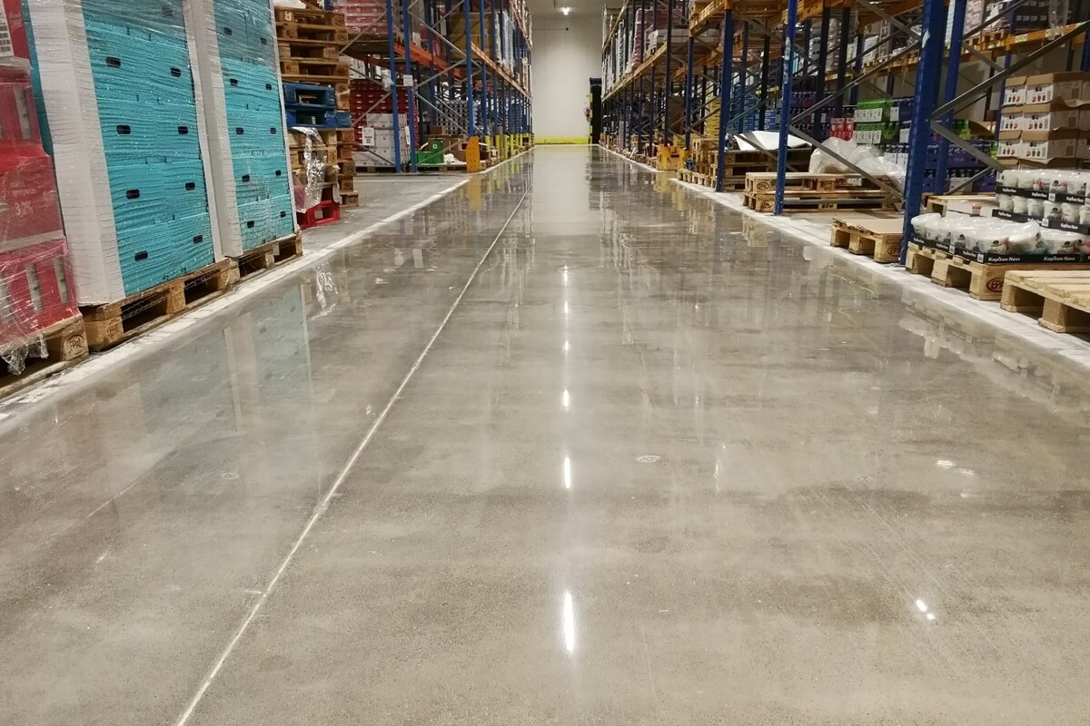 Szczegół betonu polerowanego Silicol Renova — posadzka centrum dystrybucyjnego Netto po renowacji