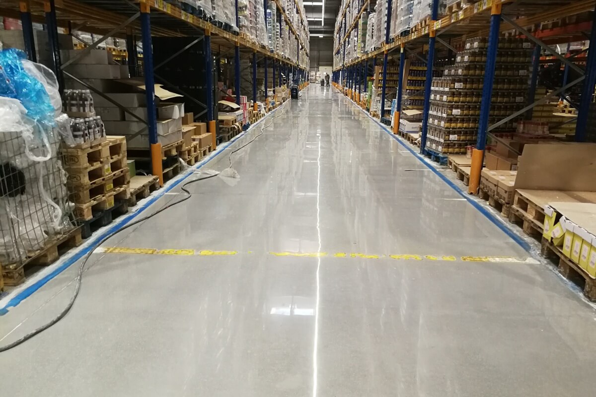 Hala magazynowa centrum dystrybucyjnego Netto po renowacji posadzki betonowej — zero dni przestoju w realizacji Silicol Renova