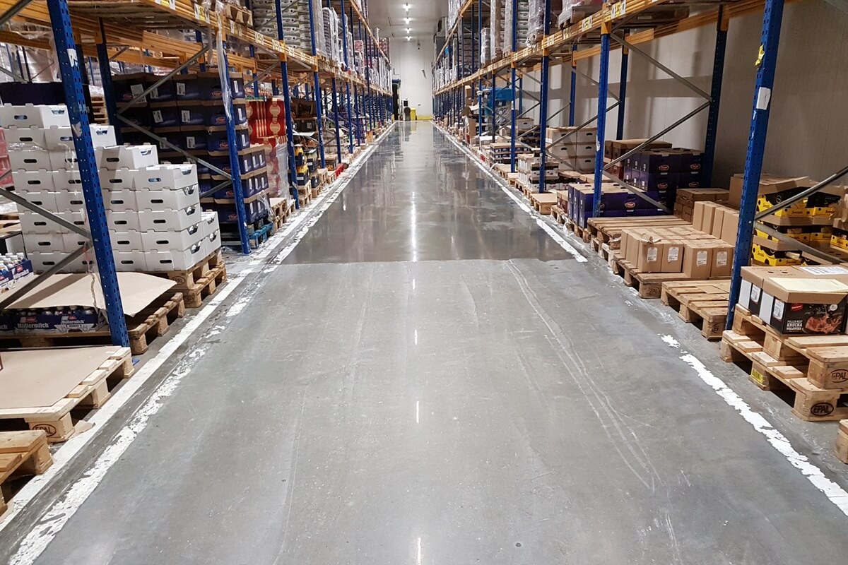 Polerowanie betonu na mokro podczas realizacji w centrum dystrybucyjnym Netto Domasław — obiekt pracował przez cały czas