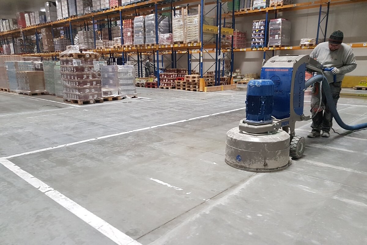 Renowacja posadzki sektorem w czynnym centrum dystrybucyjnym Netto — beton polerowany Silicol Renova bez przestoju